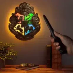 Harry Potter - Lampe Blasons Poudlard Avec Baguette De Contrôle - Déco Murale